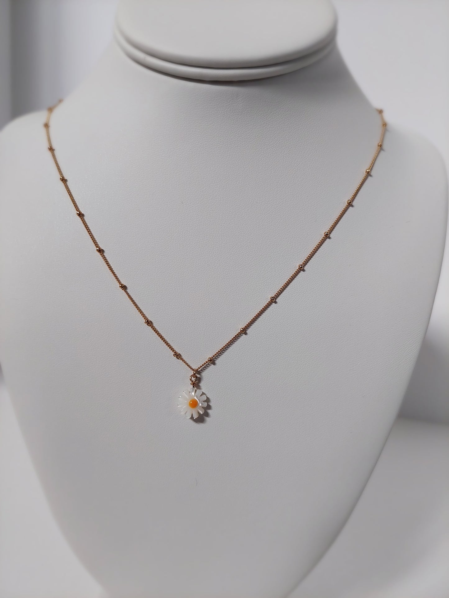 Dainty Daisy Necklace